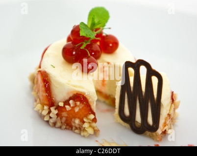 Pasty mit Erdbeeren und rote Johannisbeeren auf weiß. Stockfoto