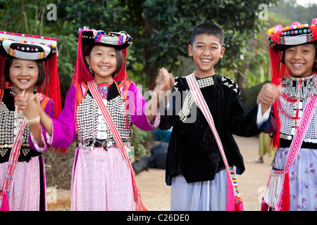 Lisu Hill Tribes Kind tanzen feiern neue Yaer jungen Mädchen, Ban Ko Heu, Mae Salong, Chiang Rai, Thailand Stockfoto