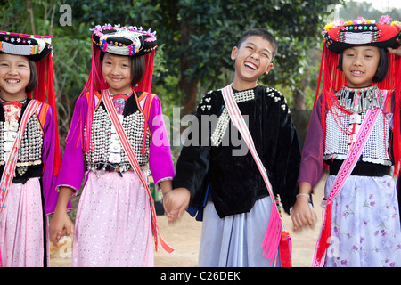 Lisu Hill Tribes Kind tanzen feiern neue Yaer jungen Mädchen, Ban Ko Heu, Mae Salong, Chiang Rai, Thailand Stockfoto