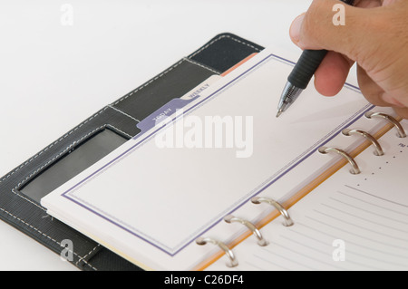 Hände halten einen Stift und leere Seite Veranstalter Stockfoto