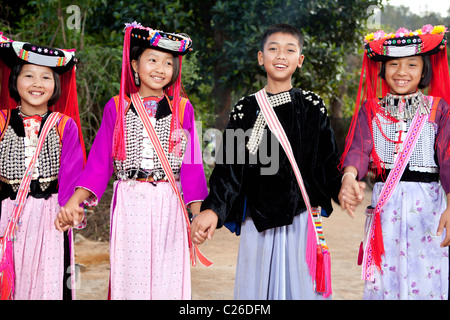 Lisu Hill Tribes Kind tanzen feiern neue Yaer jungen Mädchen, Ban Ko Heu, Mae Salong, Chiang Rai, Thailand Stockfoto