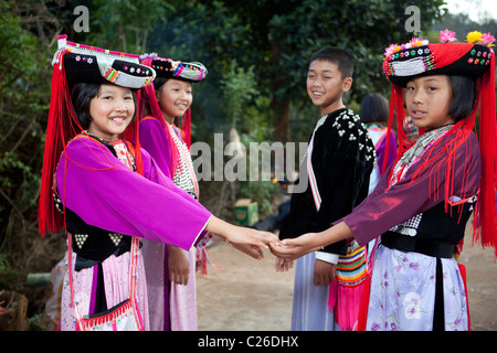 Lisu Hill Tribes Kind tanzen feiern neue Yaer jungen Mädchen, Ban Ko Heu, Mae Salong, Chiang Rai, Thailand Stockfoto