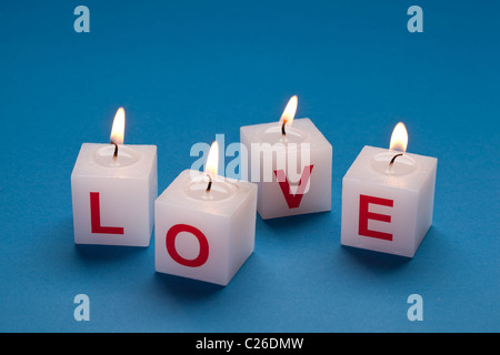 "Liebe" gedruckt auf Kerzen. Stockfoto