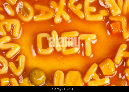 Alphabet geformten Nudeln bilden das Wort YUMMY in Tomatensauce Stockfoto