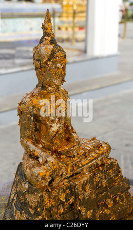 Sitzende Buddha-Statue bedeckt in Blattgold im Grand Palace in Bangkok, Thailand Stockfoto