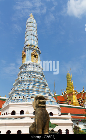 Bunten geschnitzten Strukturen des Wat Phra Kaew im Grand Palace in Bangkok, Thailand Stockfoto