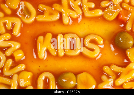 Alphabet geformten Nudeln bilden das Wort Kinder in Tomatensauce Stockfoto