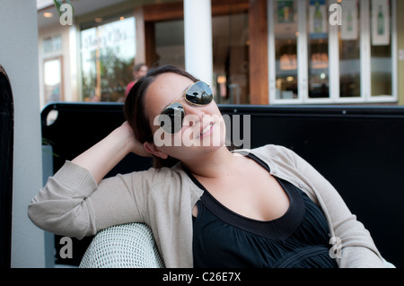 Junge Frau mit Sonnenbrille Stockfoto