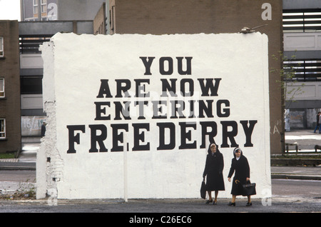 Derry Londonderry Nordirland Unruhen 1981. Sie sind jetzt Free wall anmelden Malerei in der Bogside 1980 s HOMER SYKES Stockfoto