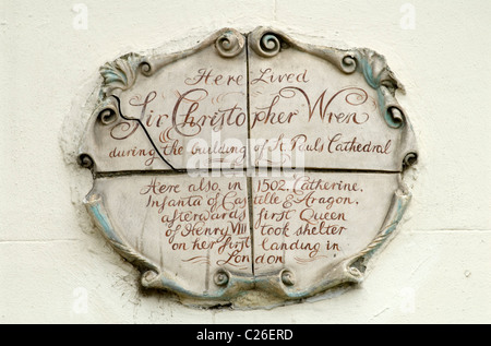 Sir Christopher Wren. Gedenktafel über dem Türhaus 49 Bankside Southwark London SE1, wo er während des Bauens der St Paul's Cathedral lebte. Später im Jahr 1502 nahm Catherine Infanta von Kastilien und Aragon, die erste Königin von Heinrich VIII., hier Zuflucht, als sie zum ersten Mal in London ankam. Es war auch das Cardinals Cap, ein Tudor Inn. UK. HOMER SYKES AUS DEN 2011 2010ER JAHREN Stockfoto