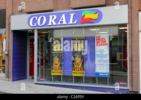 Korallen, die Hautpstraße Buchmacher ihre Niederlassung in Shrewsbury gilt hier mit Firmenname und Logo verbunden. Stockfoto