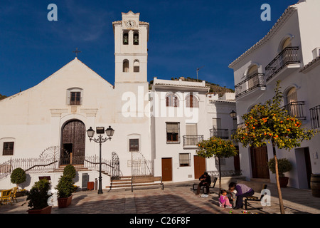 Weiße Kirche von San Antonio de Padua, Frigiliana. Berge Axarquia, Provinz Malaga. Costa Del Sol, Andalusien. Andalusien, Stockfoto