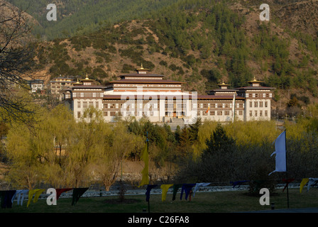 Parlament von Bhutan, gesehen vom Trashi Chhoe Dzong, Thimphu Stockfoto