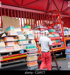 Mann, die Lieferung von waren von Coca Cola Truck - Südafrika Stockfoto