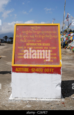 Schild am Thrumshingla-Pass, der Grenze zwischen Mittel- und Osteuropa Bhutan Stockfoto