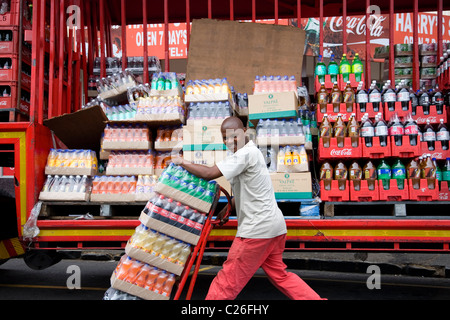 Mann, die Lieferung von waren von Coca Cola Truck in Kapstadt, Südafrika Stockfoto