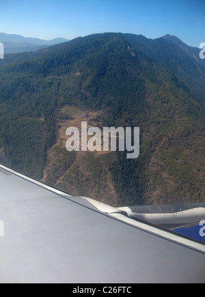 Blick aus dem Fenster eines Druk Air Airbus 319 im Paro Tal beim schwierigen Anflug auf Int Flughafen Paro, Bhutan Stockfoto