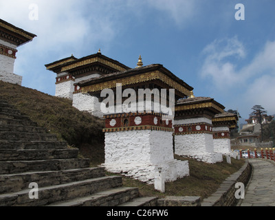 Stupas am Dochula Pass mit dem Kloster im Hintergrund, Bhutan Stockfoto