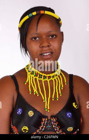 Eine junge Frau in traditioneller Kleidung zeremonielle Zulu. Südafrika. Isoliert. Stockfoto