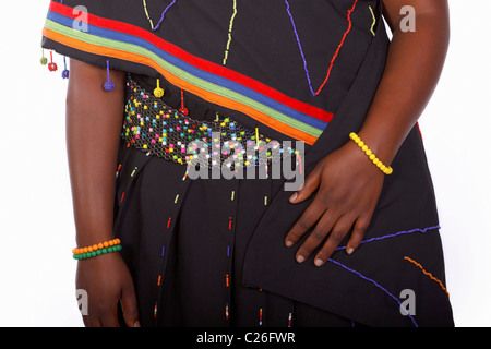 Eine junge Frau in traditioneller Kleidung zeremonielle Zulu. Südafrika. Isoliert. Stockfoto