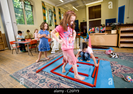 Kinder spielen mit alternativen Aktivitäten im Paint Pots Montessorischule, Hyde Park Crescent, London W2. Foto: Jeff Gilbert Stockfoto