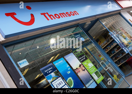 THOMSON, der High Street holiday package Spezialisten und Reisebüro, ihr Logo und Firmenname gesehen hier in einer abgewinkelten Aspekt Stockfoto