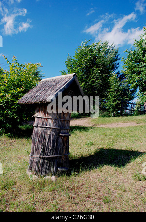 Alten Bienenstock mit Schilf bedeckt Dach und Wände. Imkerei-Museum. Stockfoto