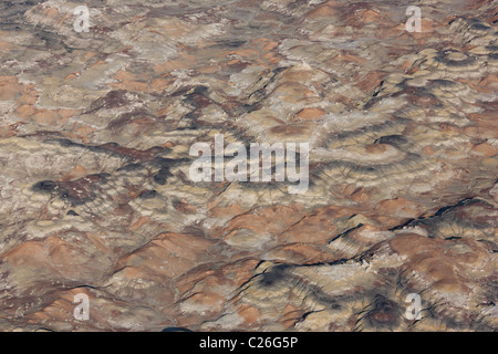 LUFTAUFNAHME. Badlands aus farbenfrohem Sedimentgestein und seltsam geformten Hoodoos. Bisti De-Na-Zin Wilderness Area, San Juan County, New Mexico, USA. Stockfoto