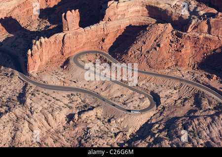 LUFTAUFNAHME. Kurvenreiche Straße auf einer Sandsteinformation von Navajo im Arches National Park. In der Nähe von Moab, Grand County, Utah, USA. Stockfoto