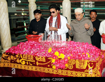 Präsident Asif Ali Zardari zusammen mit Bilawal Bhutto Zardari Vorsitzender der Volkspartei bieten Dua (beten) am Grab Stockfoto