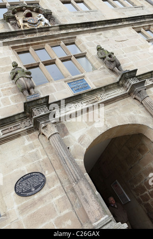 Shrewsbury Bibliothek der Haupteingang, früher der Shrewsbury Schule, die es hier zu einem extremen Winkel Aspekt gesehen wird. Stockfoto