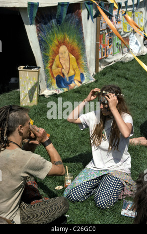 Gesicht bemalte Menschen sitzen auf dem Rasen am Hackney Festival für Obdachlose eine alternative outdoor-festival Stockfoto