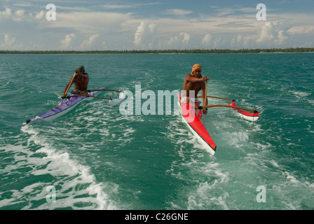 Paddler im Outrigger Kanus Surf Boot Gefolge auf Hochzeitsreise Insel Französisch-Polynesien Stockfoto