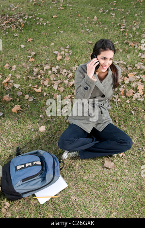 Student, Frau, gelegen, auf einem, Feld, Campus, sprechen, plaudern, auf der, Mobile, an der Universität. Stockfoto