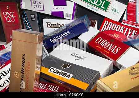 Verschiedene Pakete von Zigaretten Stockfoto