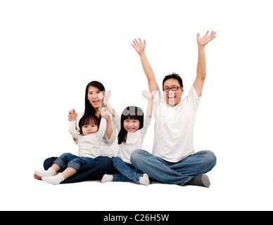 Glückliche asiatischen Familie isoliert auf weiss Stockfoto