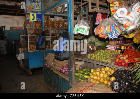 Markthalle in Peru. Fleisch, Produkte, Pflegeprodukte und Tiernahrung verkauft. Stockfoto