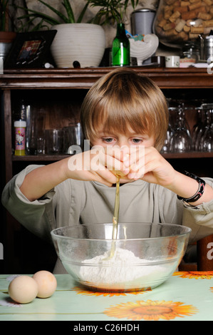 Stock Foto eines jungen Eiern und Mehl mischen, einen Pasta-Teig zu machen. Stockfoto