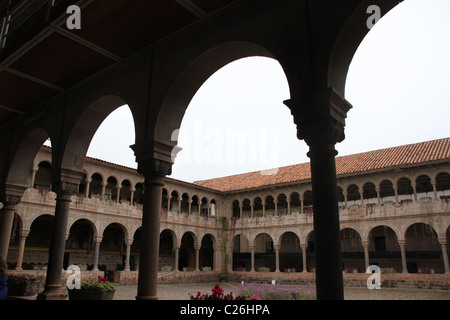 Koloniale Bögen im Vorder- und Hintergrund in Cusco Tempel der Sonne Stockfoto