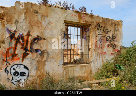 Geschändeter und verfallene Villa in der Nähe von Torrevieja, Provinz Alicante, Spanien. Stockfoto