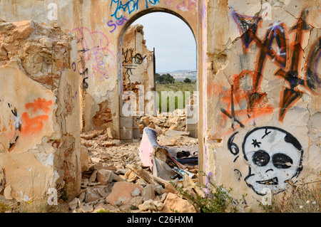 Geschändeter und verfallene Villa in der Nähe von Torrevieja, Provinz Alicante, Spanien. Stockfoto