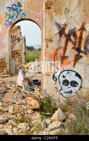 Geschändeter und verfallene Villa in der Nähe von Torrevieja, Provinz Alicante, Spanien. Stockfoto