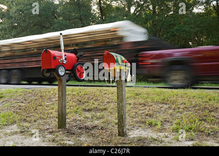 des ländlichen Raums am Straßenrand Postfächer in Form von Bauernhof Traktor & Forellenbarsch Fischen neben North Central Florida Highway. Stockfoto