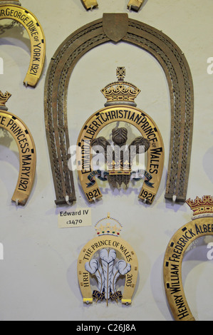 Festschrift Hufeisen, Geschenke für jeden Besuch Peer von den Reich in der großen Halle Oakham Castle, Rutland, England. Stockfoto