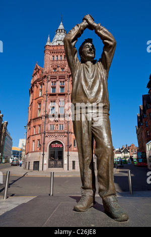 Brian Clough OBE Bronzestatue Brian Clough OBE vom Bildhauer Les Johnson im Nottingham City Centre Nottinghamshire England GB Europa Stockfoto