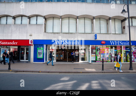 WH Smith (und Post) in eine 60er Jahre Shop Fassade auf der High Street, Cheltenham, Gloucestershire, UK. Stockfoto