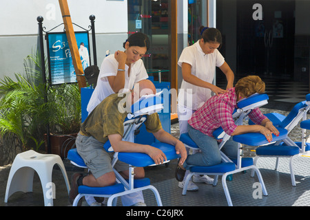 Menschen, die eine Massage in Larcomar hacken Zentrum, Miraflores, Lima, Peru Stockfoto