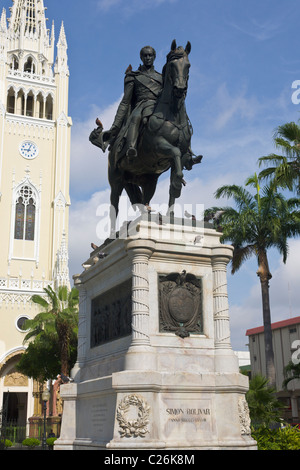 Statue von Simon Bolivar und die Kathedrale, Parque Bolivar, Guayaquil, Ecuador Stockfoto