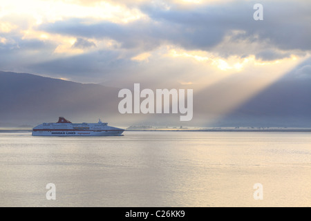 Die Minoan Lines Fähre, Cruise Olympia Segeln durch den Morgennebel zwischen Korfu und Albanien auf dem Weg nach Igoumenitsa. Stockfoto