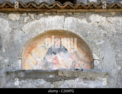 Freskomalerei auf St. Thomas von Aquin mittelalterliche Kirchturm neben Familie Burgruinen in Roccasecca, Italien. Stockfoto